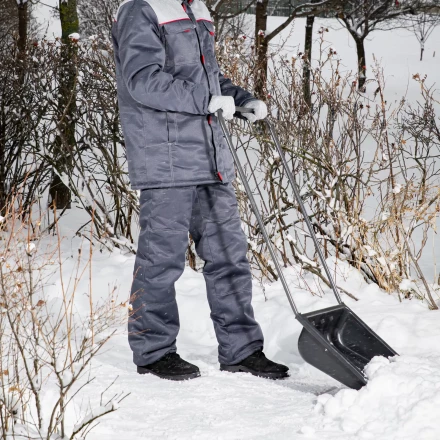 Движок для уборки снега пластиковый Сибртех, 570 х 470 х 1300 мм, стальная рукоятка, Россия, 615925 купить в Тюмени