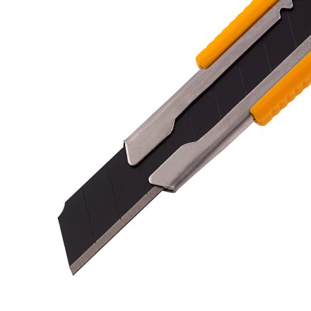 Нож, 9 мм, сменное лезвие, SK4, метал. направляющая, клипса, нажимной фиксатор// Denzel 78931 купить в Тюмени