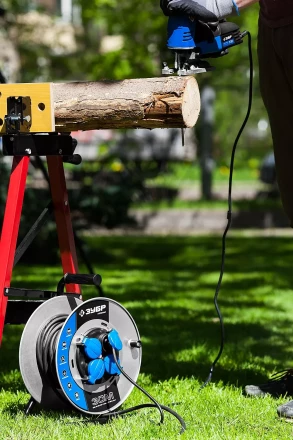 Удлинитель ЗУБР &quot;ПРОФИ&quot; на металл катушке, КГ 3х1,5кв мм, морозостойкий, 4 гнезда, IP44, макс мощность 3500Вт, 50м 55085-50 купить в Тюмени