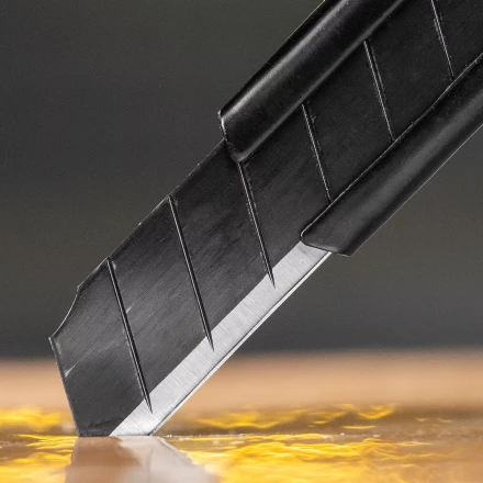 Нож Denzel, 9 мм, сменное лезвие, SK4, алюминиевый корпус, торцевой зажим, 78901 купить в Тюмени