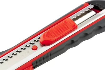 Нож 18мм, выдвижное лезвие, металлическая направляющая, эргономичная двухкомпонентная рукоятка MATRIX 78933 купить в Тюмени