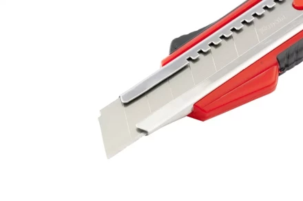 Нож 18мм, выдвижное лезвие, металлическая направляющая, эргономичная двухкомпонентная рукоятка MATRIX 78933 купить в Тюмени