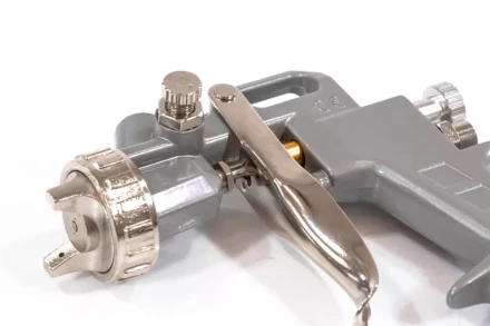 Пневматический краскопульт с верхним бачком V=1,0 л + сопла диаметром 1.2, 1.5 и 1.8 мм  MATRIX 57315 купить в Тюмени