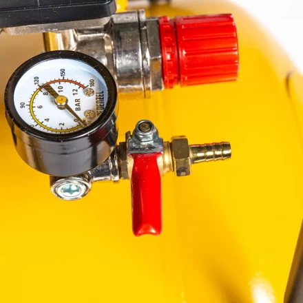 Компрессор воздушный BCV2200/100, ременный привод, 2.2 кВт, 100 литров, 370 л/мин Denzel 58110 купить в Тюмени