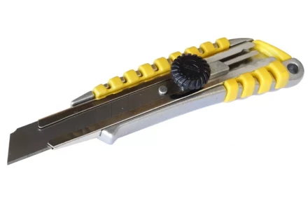 Нож со сменным лезвием 18 мм металлический корпус Энкор 9670 9670 купить в Тюмени