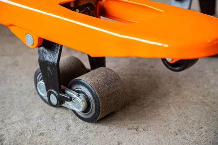 Тележка гидравлическая с тормозом 2500 кг 1150 мм полиуретановые колеса XILIN BFB 1005692 купить в Тюмени