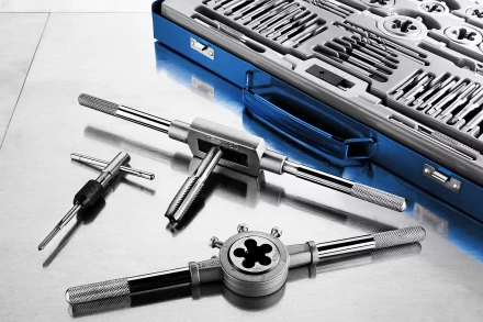 Набор метчиков и плашек ЗУБР &quot;ПРОФЕССИОНАЛ&quot;, сталь Р6М5, 65 предметов 28110-H65 купить в Тюмени