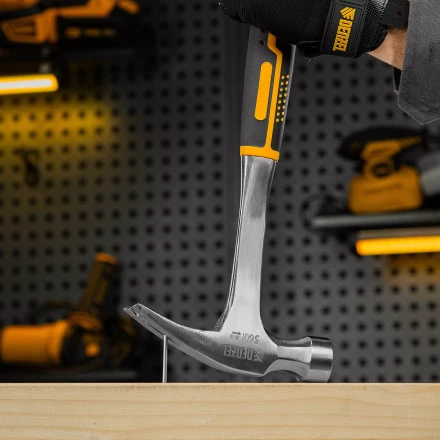 Молоток-гвоздодер 560 г Denzel 10424, цельнометаллический, двухкомпонентная рукоятка купить в Тюмени