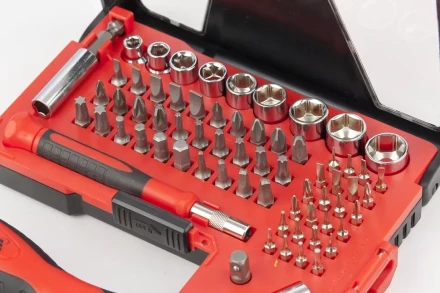 Отвертка реверсивная с набором бит и торцевых головок, 67 шт., CrV Matrix 11784 купить в Тюмени