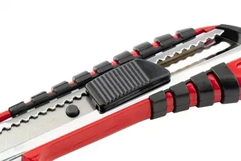 Нож 18 мм выдвижное лезвие металлическая направляющая двухкомпонентная рукоятка MATRIX 78938 купить в Тюмени