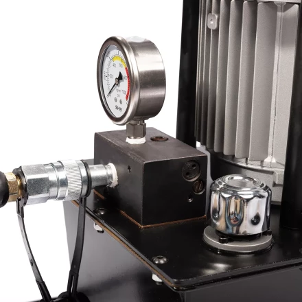 Насосная гидравлическая станция КВТ ПМЭ-7100 объем маслобака 10.0 л (230 В/50 Гц) (91798) купить в Тюмени