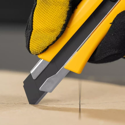 Нож Denzel, 18 мм, сменное лезвие, SK4, метал. направляющая, винтовой фиксатор, 78943 купить в Тюмени