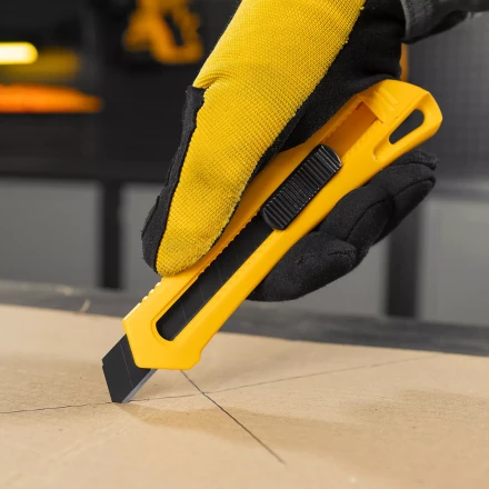 Нож Denzel, 18 мм, сменное лезвие, SK4, облегченный корпус, нажимной фиксатор, 78941 купить в Тюмени